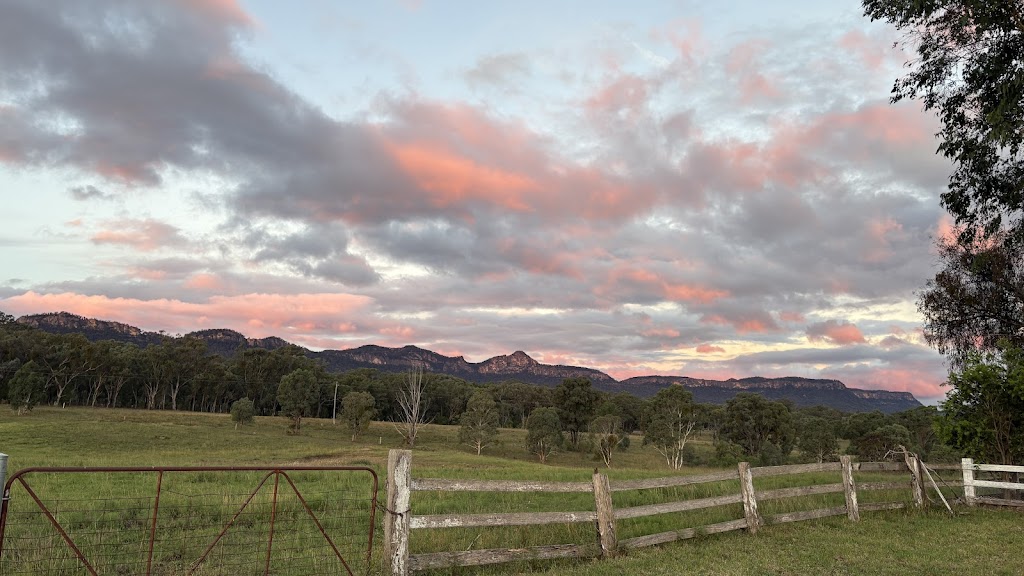Capertee Mountain View Retreats | 1 Port Macquarie Rd, Bogee NSW 2849, Australia | Phone: 0432 922 653