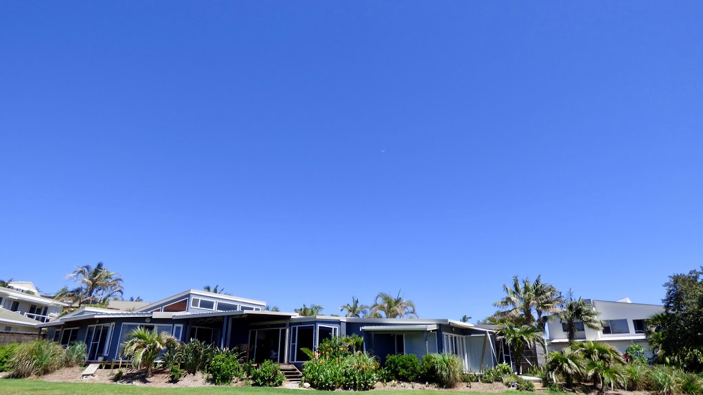 ArtHOUSE Beachfront Accommodation Emerald Beach | 106 Fiddaman Rd, Emerald Beach NSW 2456, Australia | Phone: 0408 423 395
