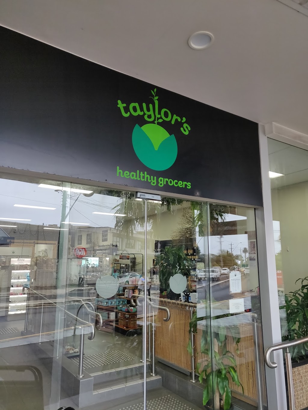 Taylors Healthy Grocers | 262 Lawrence Hargrave Dr, Thirroul NSW 2515, Australia | Phone: (02) 4267 2217