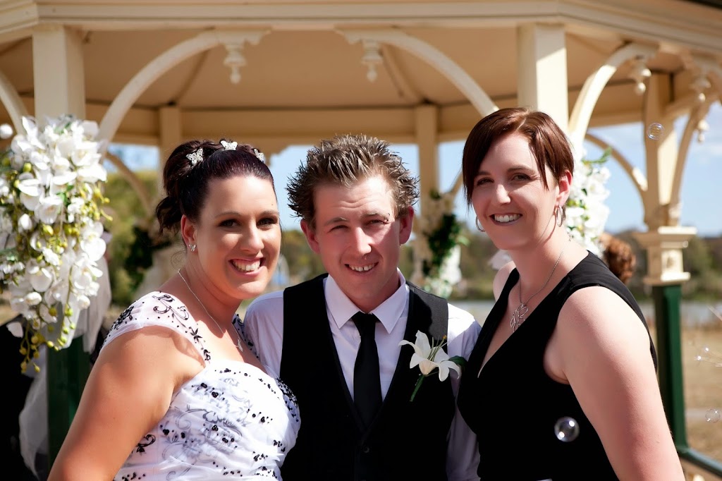 Amber the Celebrant - Awesome Weddings, Marriages and Funerals | Castlemaine Walk, Eynesbury VIC 3338, Australia | Phone: 0408 813 661