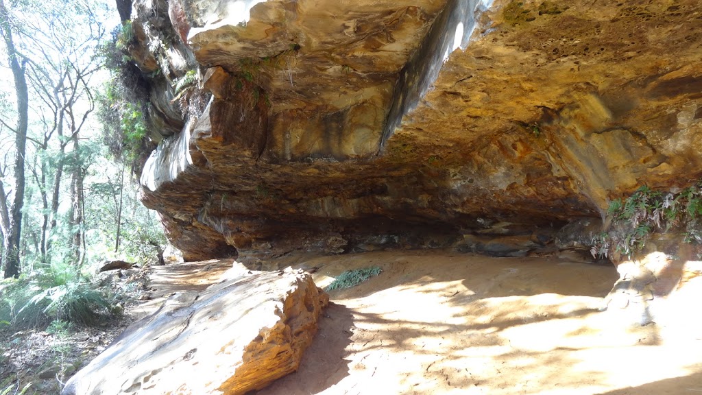 Pearl Caves | Pearl Beach Patonga Firetrail, Pearl Beach NSW 2256, Australia