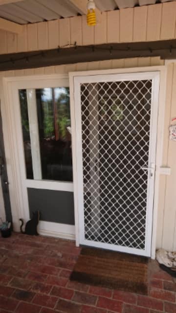 WELL HUNG Doors by Neil | Fleetwood Dr, Narre Warren VIC 3810, Australia | Phone: 0418 712 097