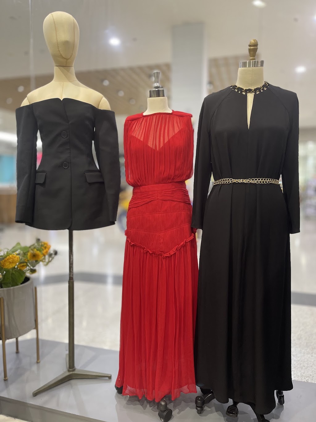 Tailor To Clothing Alterations | Shopping Center, Waverley Gardens, Shop 140/271 Police Rd, Mulgrave VIC 3170, Australia | Phone: (03) 9546 4499
