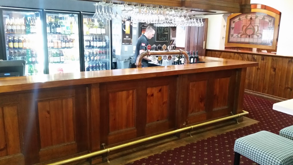 Queens Arms Hotel | bar | 25 Russell St, Quarry Hill VIC 3550, Australia | 0354433122 OR +61 3 5443 3122