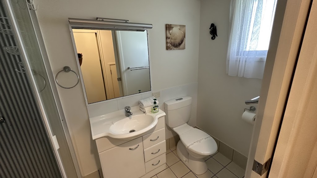 Que Sera Beach house | 25 Mooloomba Rd, Point Lookout QLD 4183, Australia | Phone: (07) 3415 3949