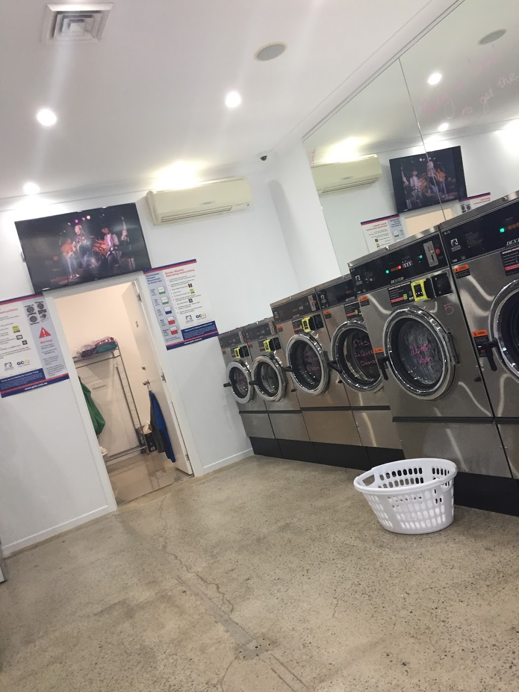 Little Mizz Everything Laudromat | laundry | Shop 8/5 - 7 Tallebudgera Creek Rd, Burleigh Heads QLD 4220, Australia | 0414981132 OR +61 414 981 132