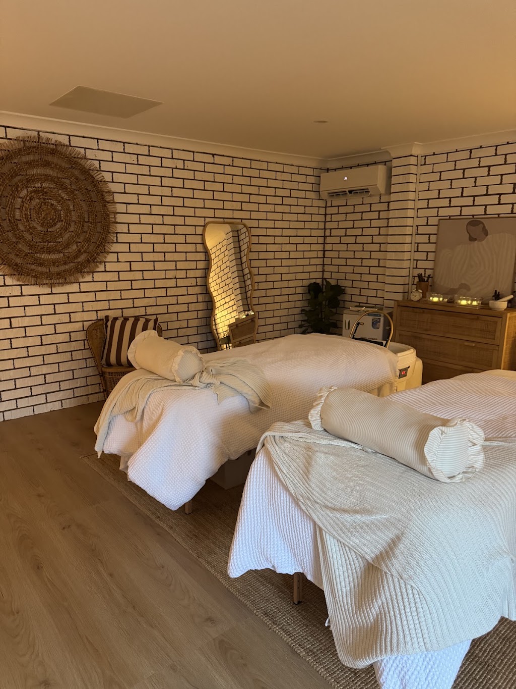 Luxe Parlour Cowra | 2 River Park Rd, Cowra NSW 2794, Australia | Phone: 0400 896 807