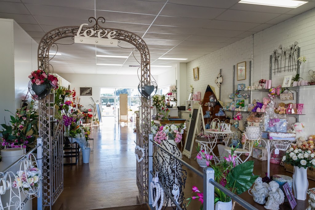 Francis Florist | florist | Cnr &, Curlewis St &, Pye St, Swan Hill VIC 3585, Australia | 0350322637 OR +61 3 5032 2637