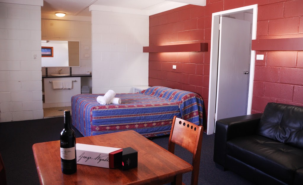 Mayfair Motel | 282-284 Neeld St, West Wyalong NSW 2671, Australia | Phone: (02) 6972 2788