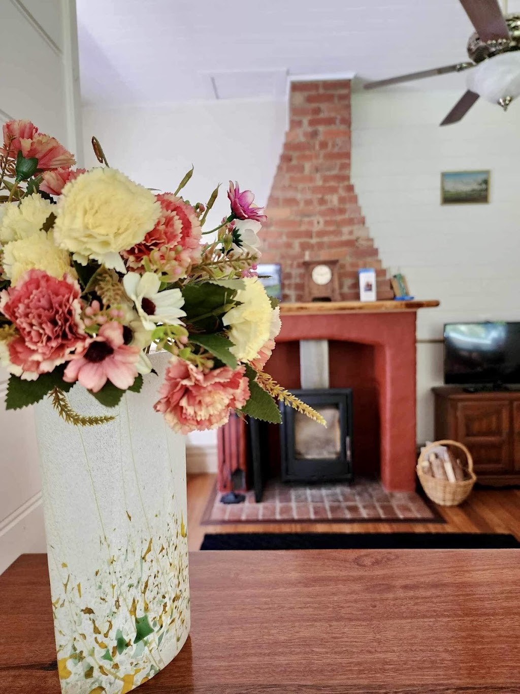 Riverwood Cottage Warburton accessible accommodation | 212 Woods Point Rd, East Warburton VIC 3799, Australia | Phone: 0405 523 722