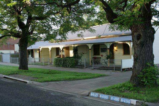 Rose Cottage Accommodation Bathurst | 144 Keppel St, Bathurst NSW 2795, Australia | Phone: (02) 6337 5111