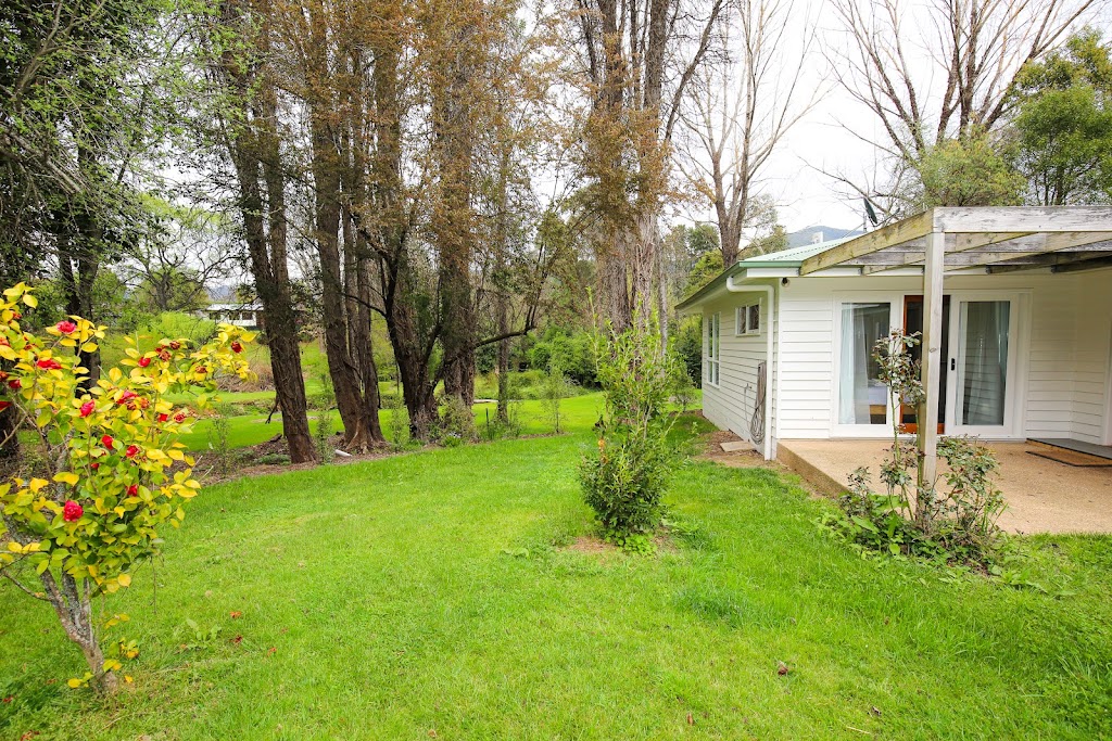 Tree View Cottage | 48 Williams Rd, Wandiligong VIC 3744, Australia | Phone: (03) 5759 2555