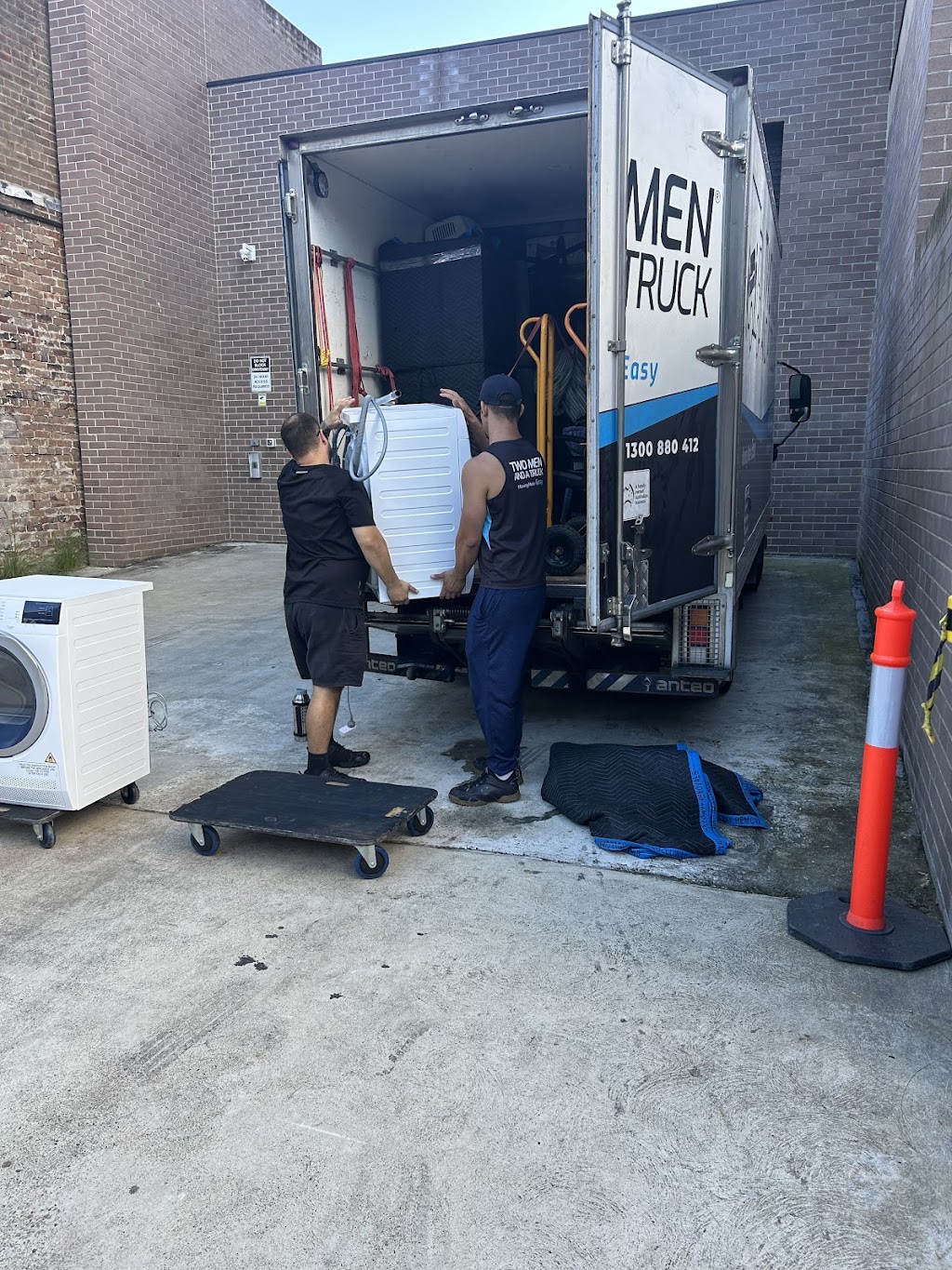 TWO MEN AND A TRUCK | 8 Woodbine Pl, Toronto NSW 2283, Australia | Phone: 1300 880 412
