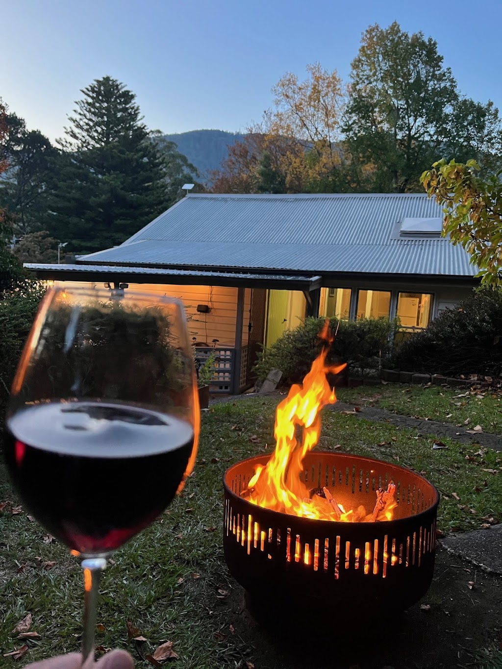 Red Gum and Stone Holiday Home | 6 Giffords Rd, Warburton VIC 3799, Australia | Phone: 0499 933 444