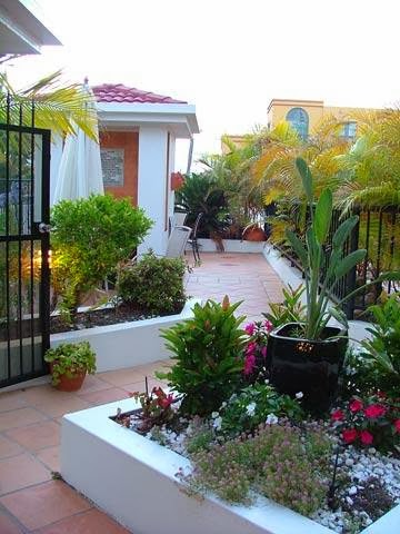 Shaz Maisons Holiday Apartments | lodging | 17 Surf St, Mermaid Beach QLD 4218, Australia | 0755726265 OR +61 7 5572 6265