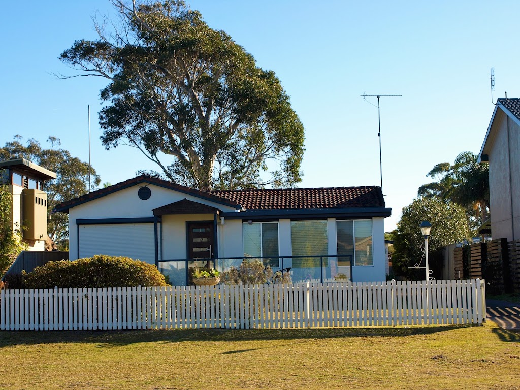 Seaside House Jervis Bay | 55 Elizabeth Dr, Vincentia NSW 2540, Australia | Phone: 0435 084 261