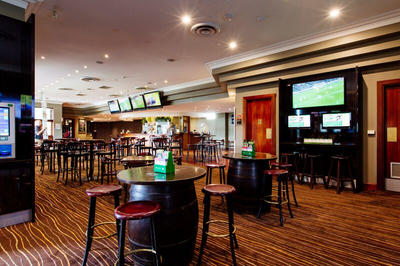 Crown Hotel Revesby | restaurant | 4 The River Rd, Revesby NSW 2212, Australia | 0297736685 OR +61 2 9773 6685