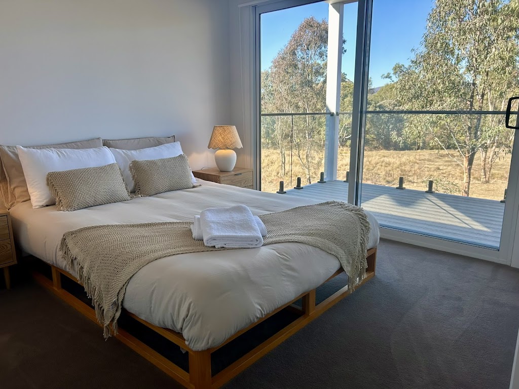 Stay Albury Wodonga - House on the Hill | 74 Clarendon Ave, Wodonga VIC 3690, Australia | Phone: 0480 856 060