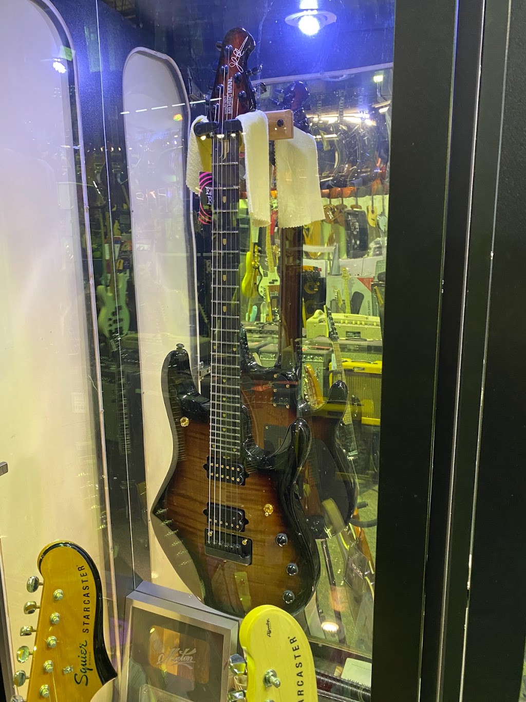 Guitar World | electronics store | 1/22 New St, Nerang QLD 4211, Australia | 0755962588 OR +61 7 5596 2588