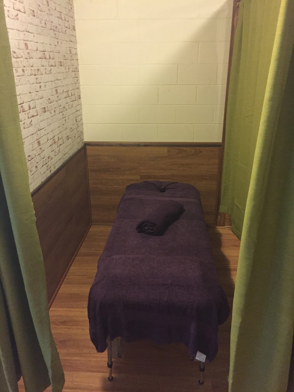 Hands on Body Massage Clinic | spa | 28 Ashmore Plaza Shopping Centre, 146-160 Cotlew St, Ashmore QLD 4214, Australia | 0448577569 OR +61 448 577 569