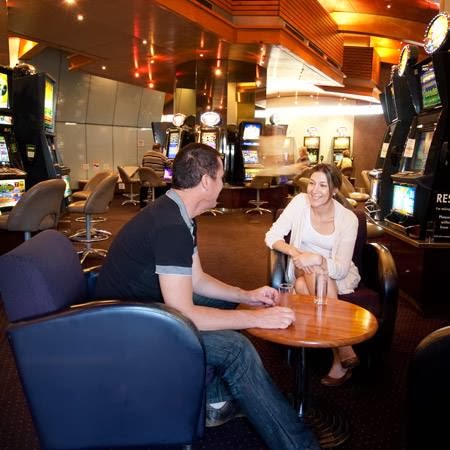 McQueens Tavern & Gaming | restaurant | 55 Cardigan St, Angle Park SA 5010, Australia | 0882437143 OR +61 8 8243 7143