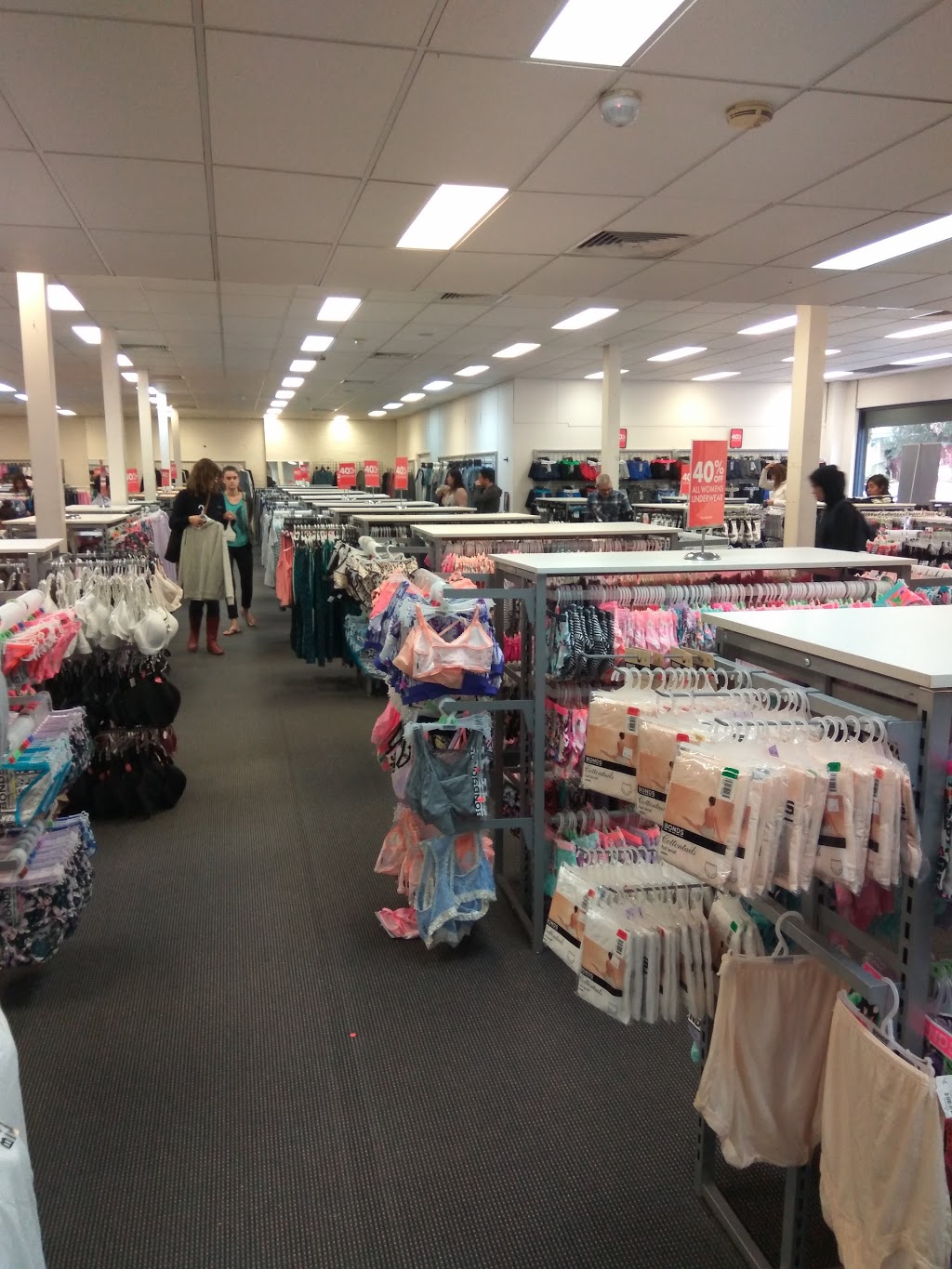 Bonds Outlet Sydenham | clothing store | 47 Unwins Bridge Rd, Sydenham NSW 2044, Australia | 0295195299 OR +61 2 9519 5299