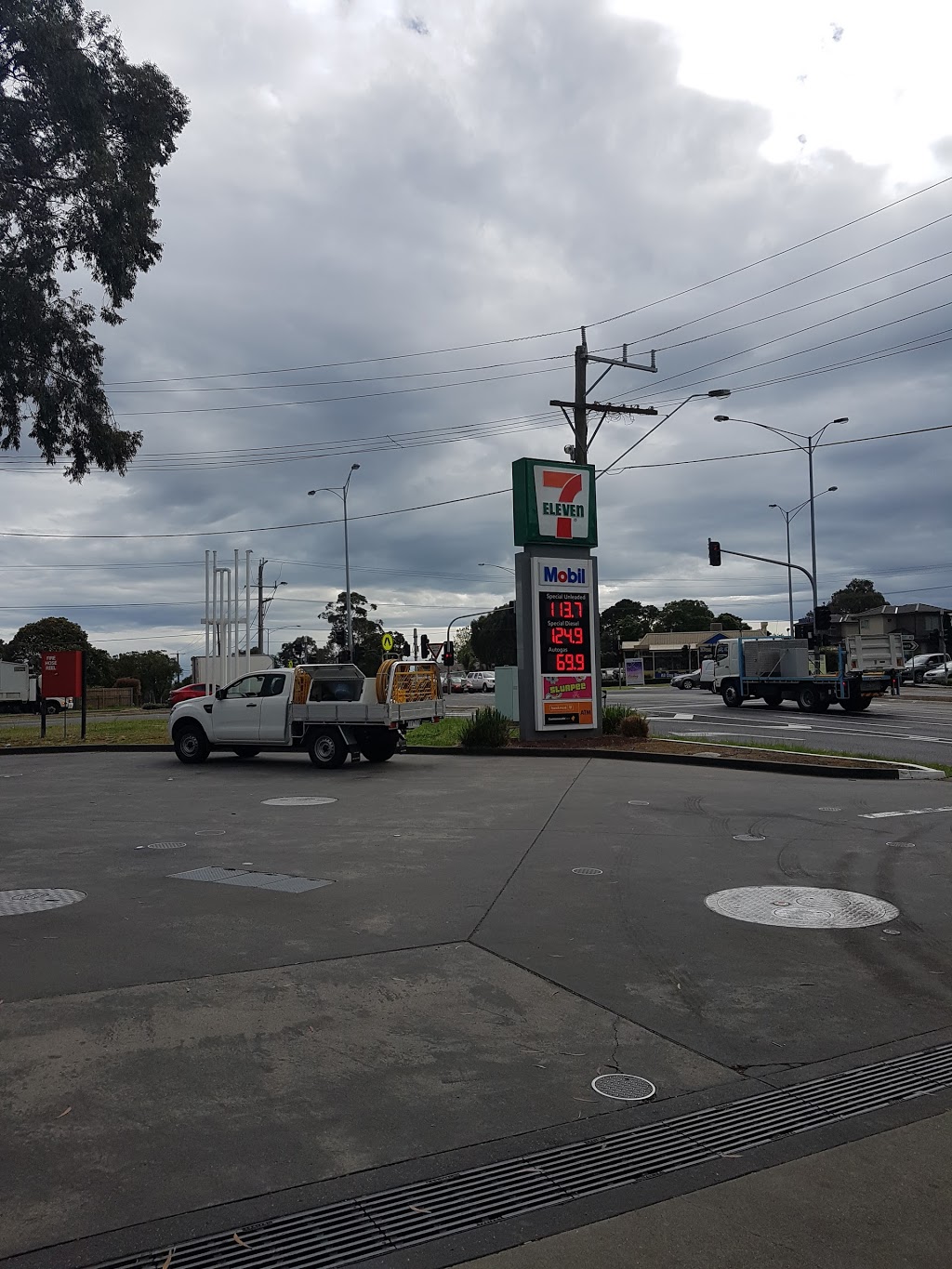 7-Eleven Bayswater East | gas station | Mountain Hwy & cnr, Dorset Rd, Bayswater VIC 3153, Australia | 0397293395 OR +61 3 9729 3395