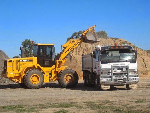 Griggs Haulage Contractors | 8 Deane St, Giru QLD 4809, Australia | Phone: (07) 4782 9350