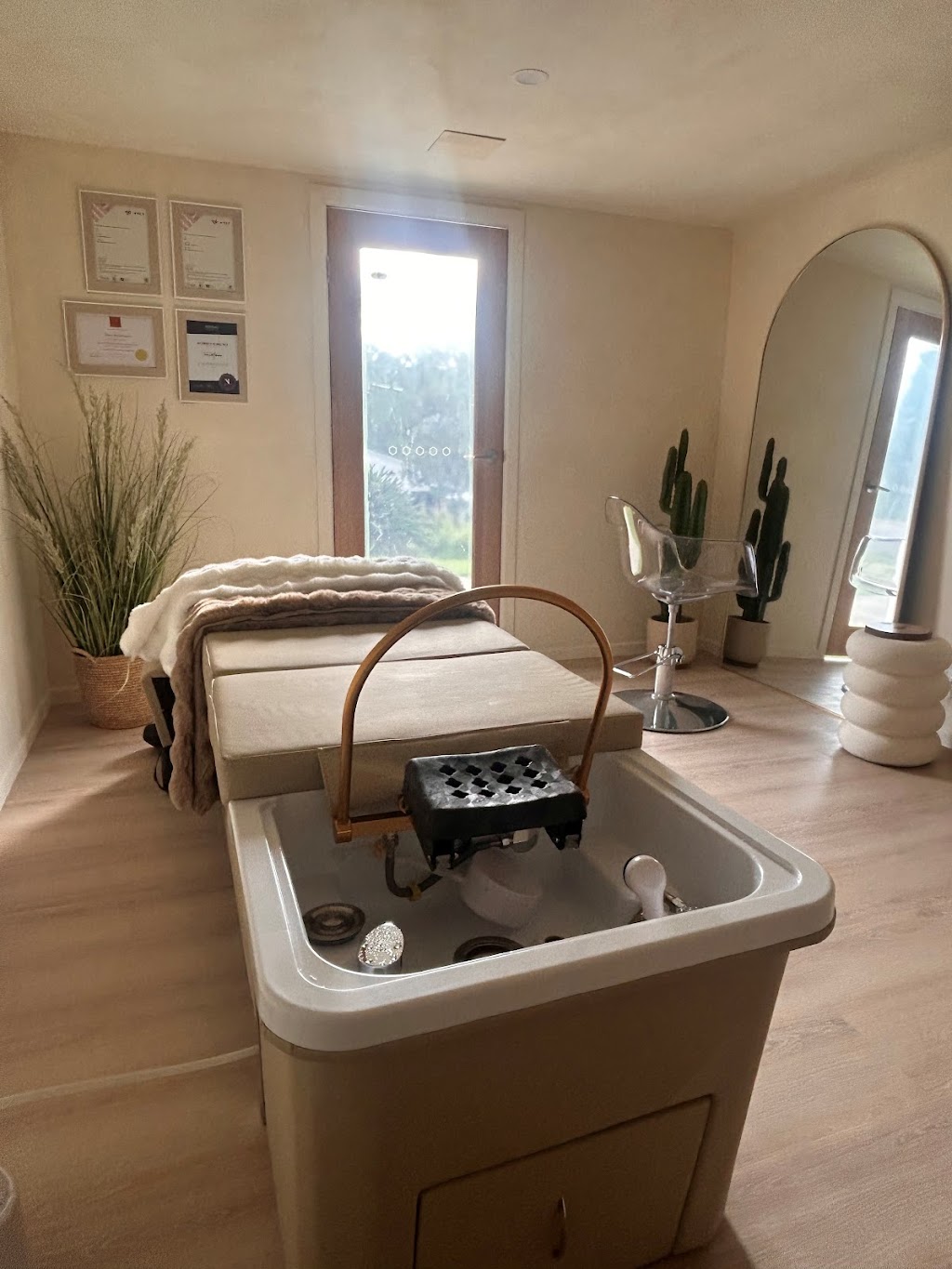Barefaced Beauty & Headspa | 8 Harrison St, Cashmere QLD 4500, Australia | Phone: 0438 069 102