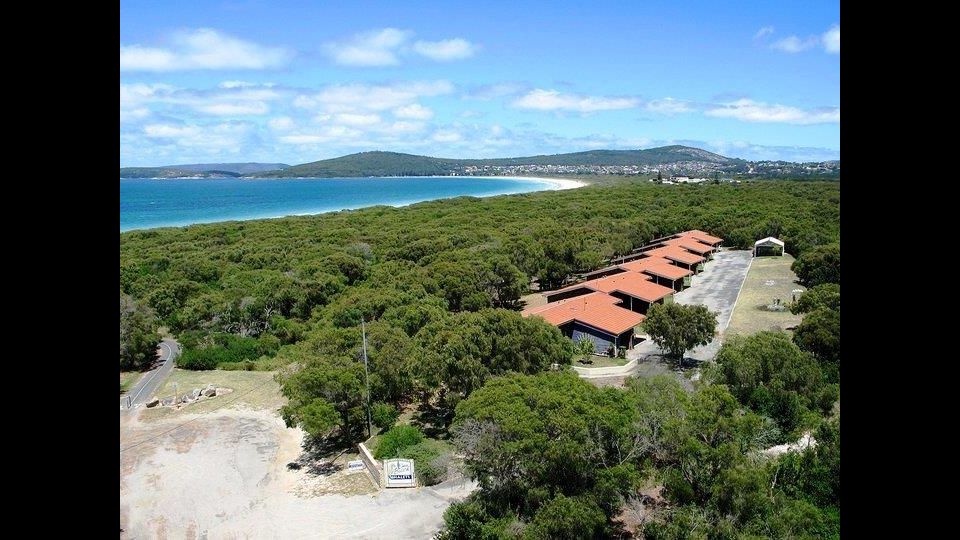 Emu Beach Chalets | lodging | 9 Medcalf Parade, Emu Point WA 6330, Australia | 0898448889 OR +61 8 9844 8889