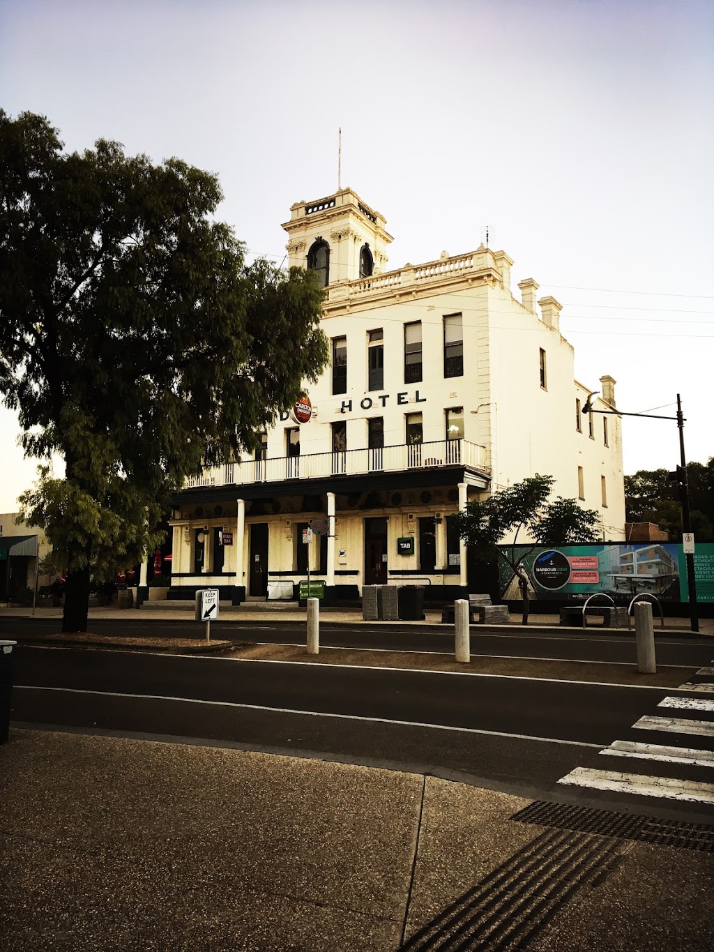 Grand Hotel | 76 Newcombe St, Portarlington VIC 3223, Australia | Phone: (03) 5259 2260