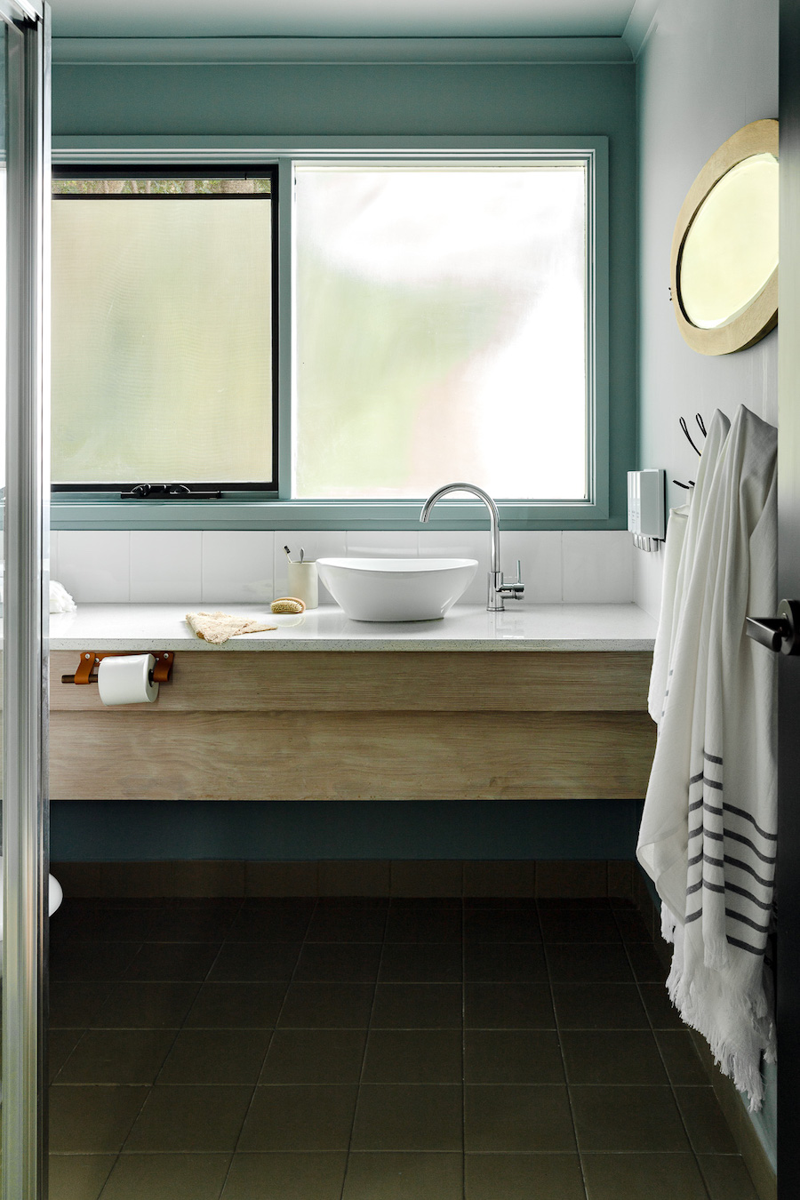 Ocean Blue Coastal Retreats - The Mariner | 4 Bossie Ct, Metung VIC 3904, Australia | Phone: (03) 9775 4015