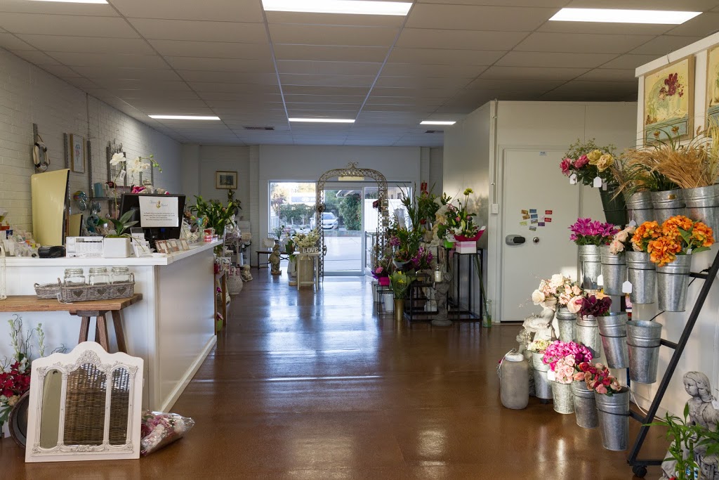 Francis Florist | Cnr &, Curlewis St &, Pye St, Swan Hill VIC 3585, Australia | Phone: (03) 5032 2637