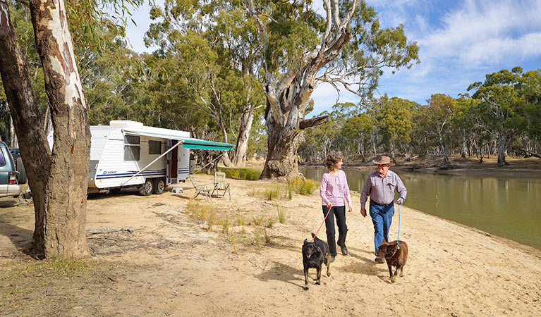 Willoughbys Beach campground | campground | River Drive, Deniliquin NSW 2710, Australia | 0354839100 OR +61 3 5483 9100