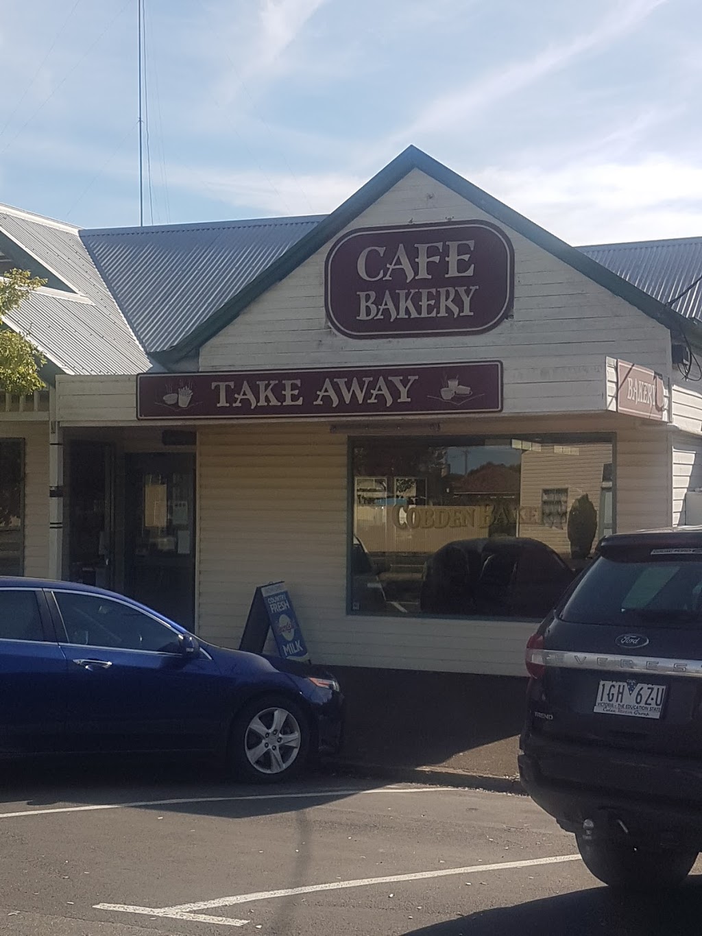 Cobdens Great Bakery | bakery | 54 Curdie St, Cobden VIC 3266, Australia | 0355951212 OR +61 3 5595 1212