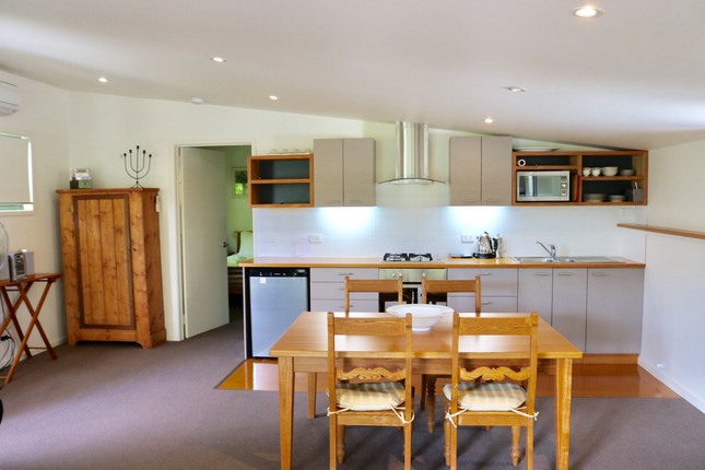 Bright Woodlands Retreat | 6 Woodlands Grove, Bright VIC 3741, Australia | Phone: (03) 5755 2275