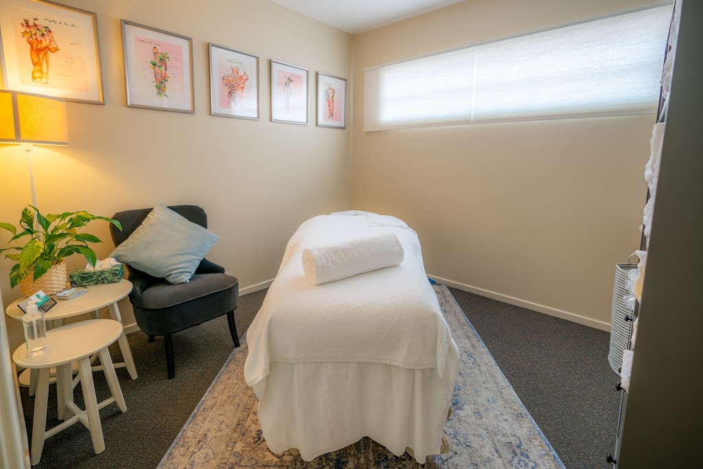 Kneading Hands | Room 3, Suite 3/116 Mount Eliza Way, Mount Eliza VIC 3930, Australia | Phone: 0421 276 476