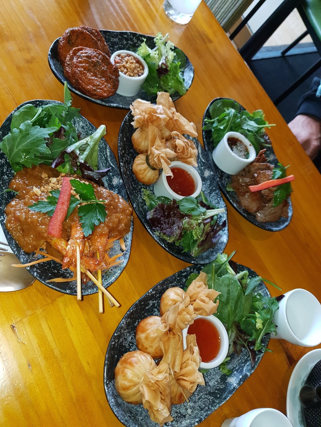 The Old Siam Restaurant | shop 6/291 - 301 Lawrence Hargrave Dr, Thirroul NSW 2515, Australia | Phone: (02) 4268 0888