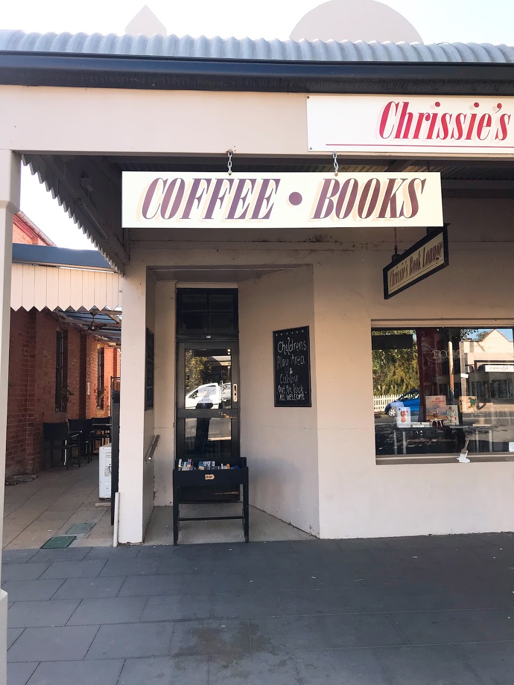 Chrissies Book Lounge | cafe | 44 Deniliquin Rd, Tocumwal NSW 2714, Australia | 0358743363 OR +61 3 5874 3363