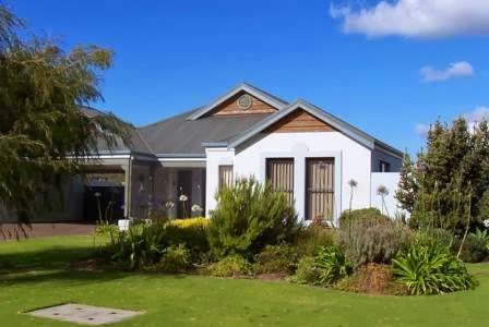 Blue Seas Beach House Busselton | 2/2 Riedle Cl, Busselton WA 6280, Australia | Phone: 0418 433 511