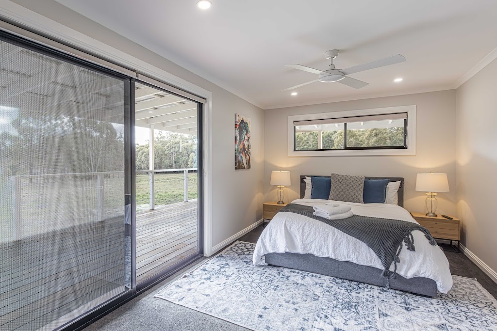 Paradise Valley Cottage and Lake in Spring Hill | 200 Paradise Valley Rd, Spring Hill VIC 3444, Australia | Phone: 0457 222 654