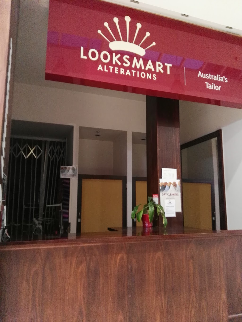 Looksmart Alterations | laundry | Shop 27, Stockland, The Pines, 181 Reynolds Rd, Doncaster East VIC 3109, Australia | 0398427233 OR +61 3 9842 7233