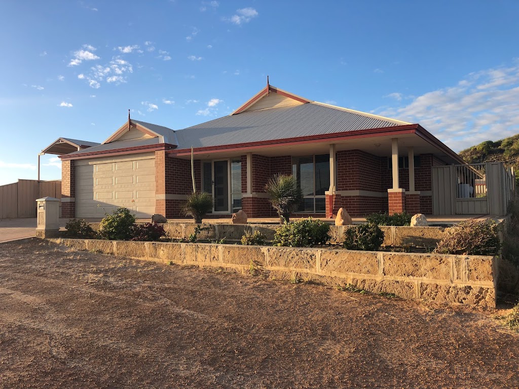 Dongara Holiday Homes | 14 Massingham Pl, Dongara WA 6525, Australia | Phone: 0400 238 012