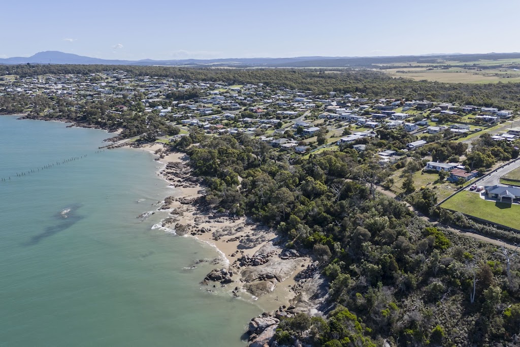 The Deck on Westwood (Airbnb) | 123A Westwood St, Bridport TAS 7262, Australia | Phone: 0438 604 469