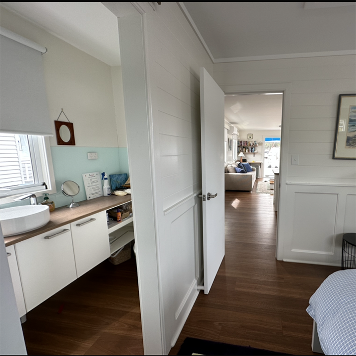 Hobart Scenic House Boat Accommodation | 61 Ferry Rd, Kettering TAS 7155, Australia | Phone: 0412 849 935