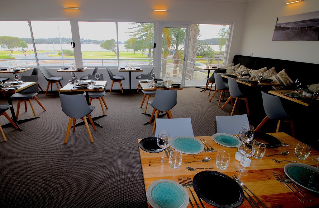 Quays Hotel | 60 Beach Rd, Batemans Bay NSW 2536, Australia | Phone: (02) 4472 9777