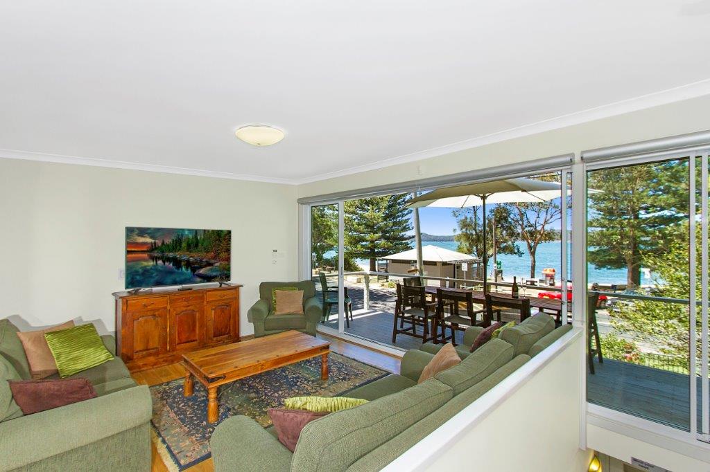 Footsteps Beach House | lodging | 5 Pearl Parade, Pearl Beach NSW 2256, Australia | 0419616602 OR +61 419 616 602