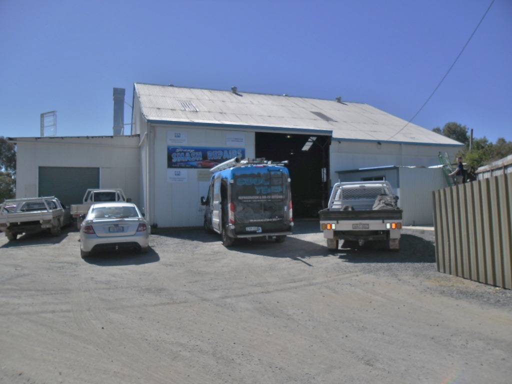 Young Smash Repairs | car repair | 2 MacKenzie St, Young NSW 2594, Australia | 0263822366 OR +61 2 6382 2366