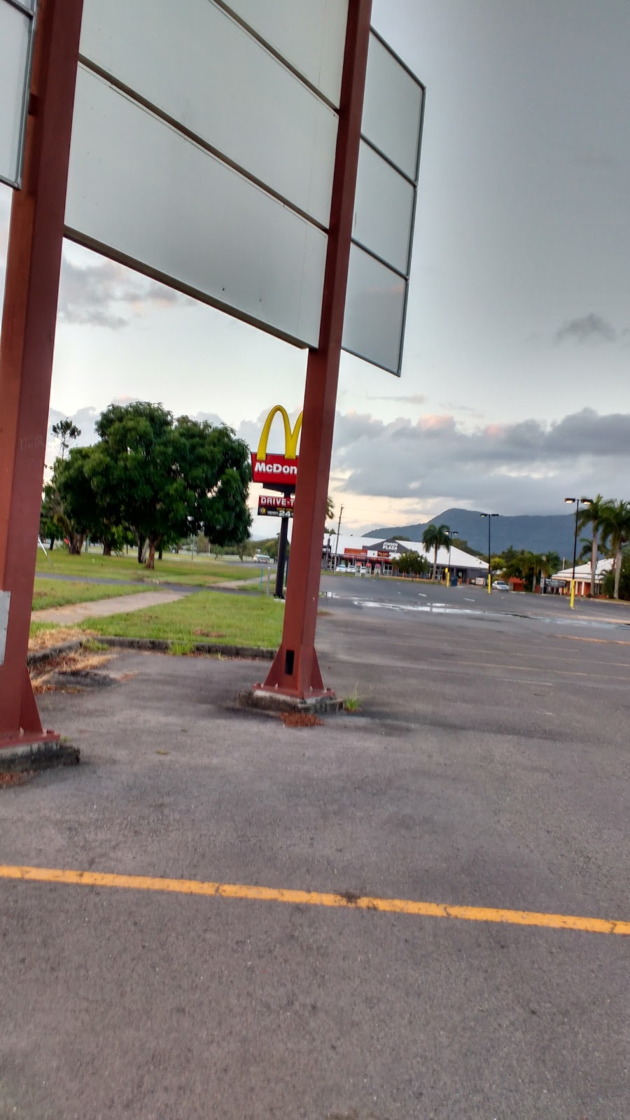 McDonalds Manoora | cafe | 145/157 Pease St, Cairns City QLD 4870, Australia | 0740322666 OR +61 7 4032 2666