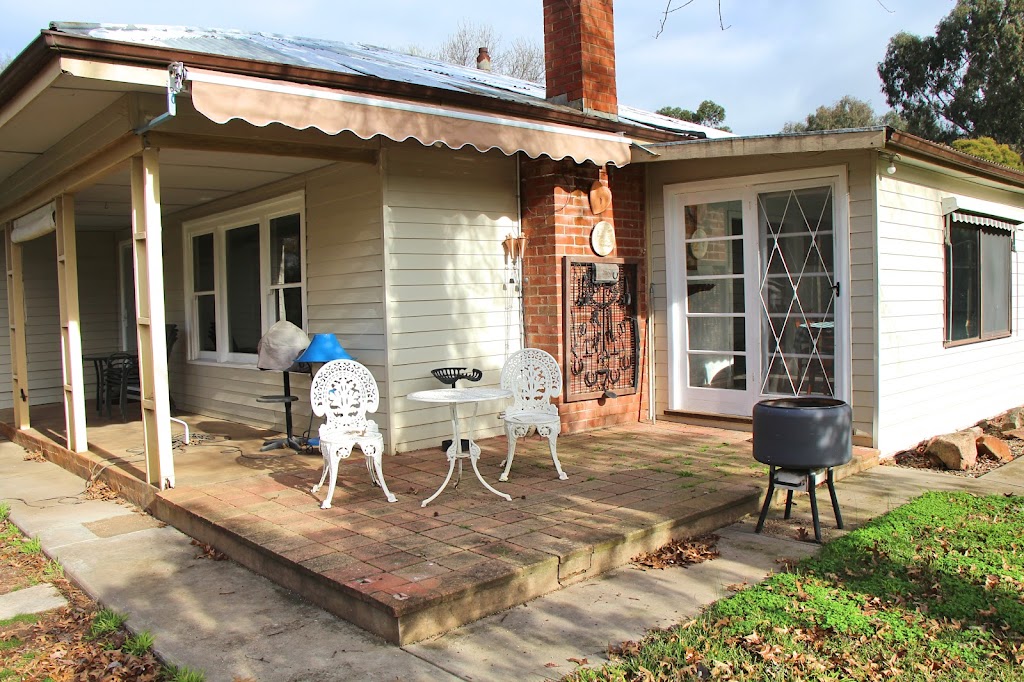 A Country Cottage Pet Friendly Stay | 514 Oxley-Meadow Creek Rd, Oxley VIC 3678, Australia | Phone: 0427 279 310